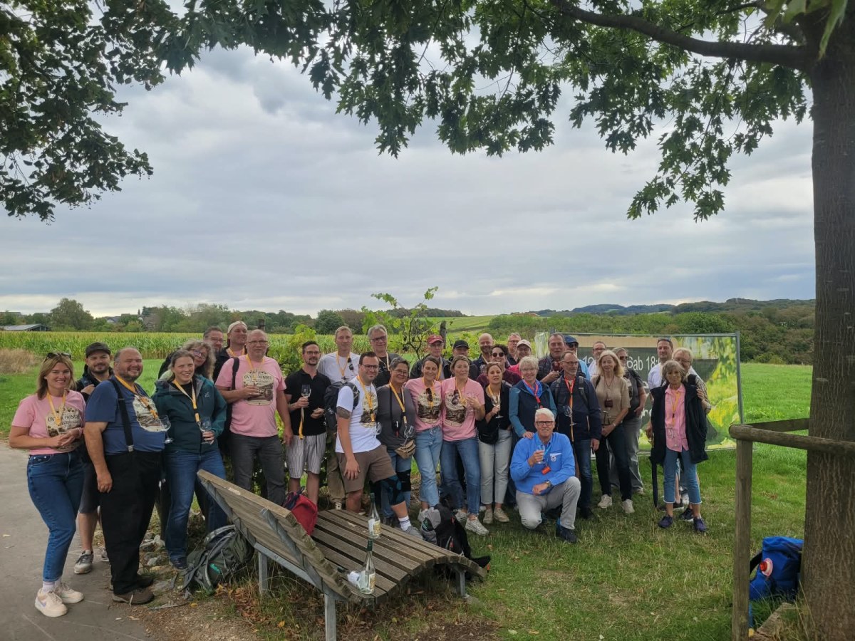 Teilnehmer der Weinreise auf der Wanderung im Grünen